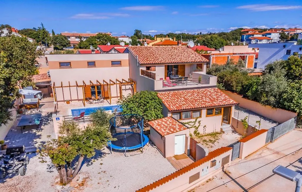Villa Lona By Villas Guide Peroj